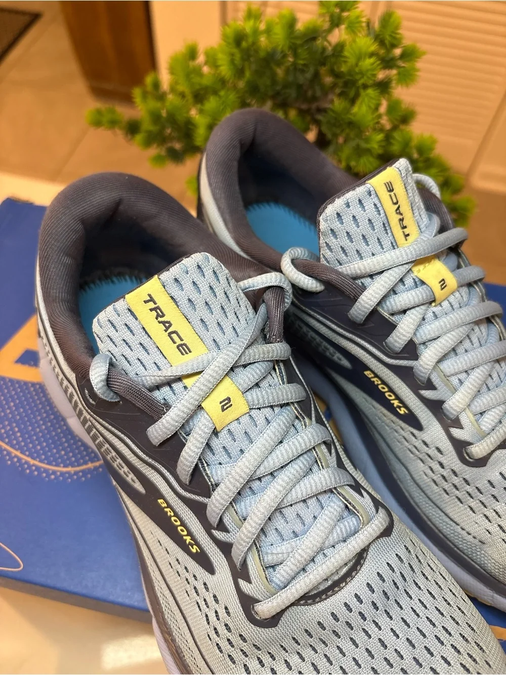 Brooks Trace 2 Women's Pale Blue and Navy Running Shoes, size 8.5